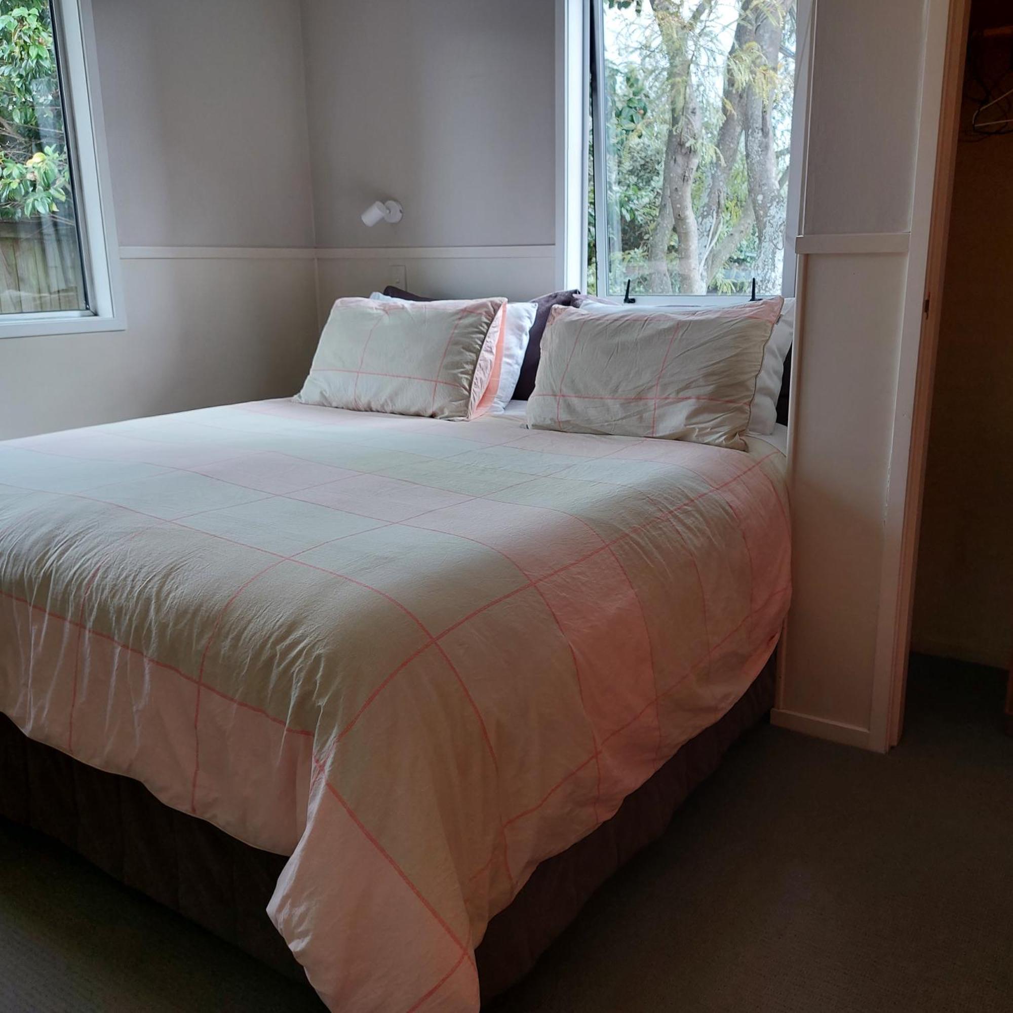 Bed And Breakfast Happy Home Taupo Accommodation 外观 照片