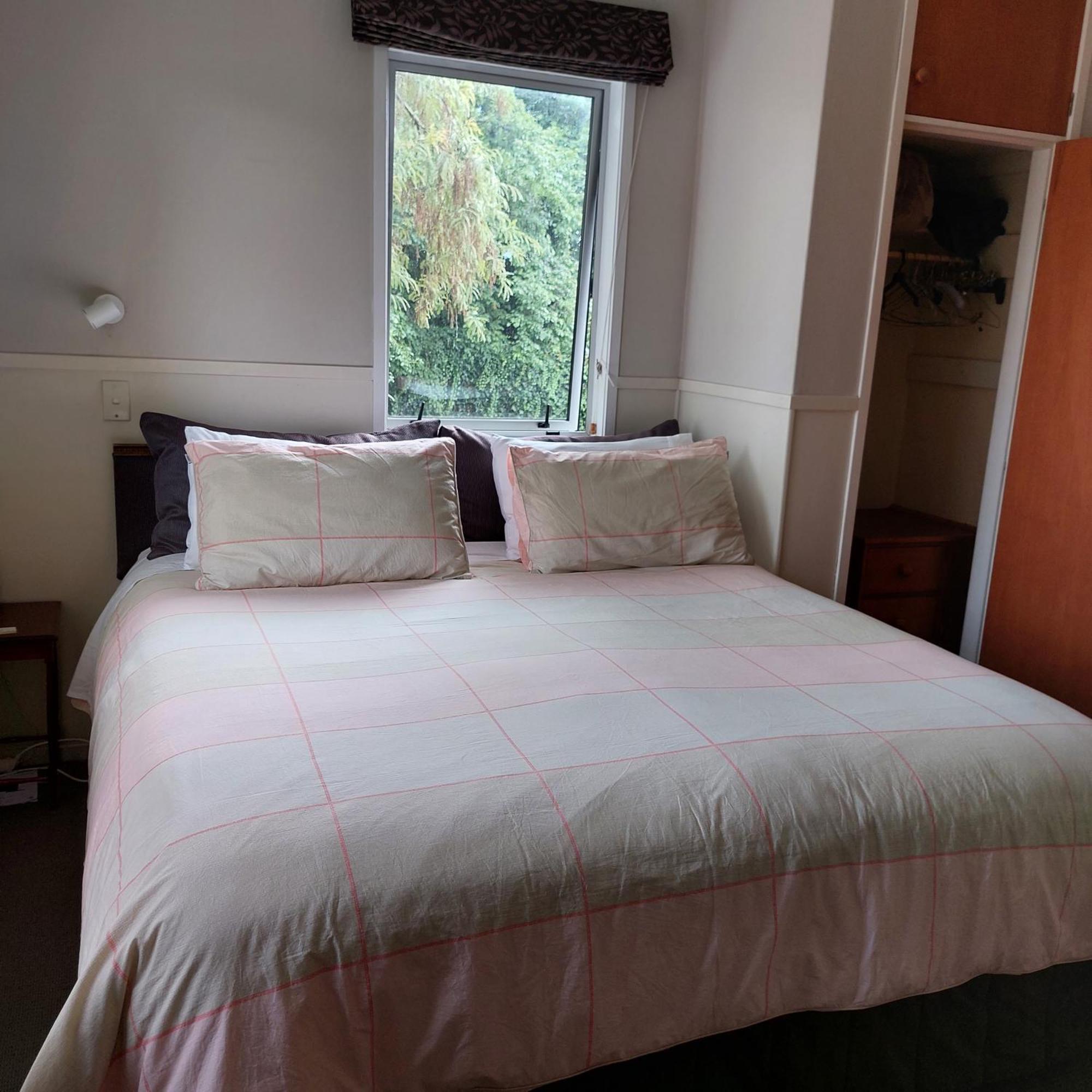 Bed And Breakfast Happy Home Taupo Accommodation 外观 照片