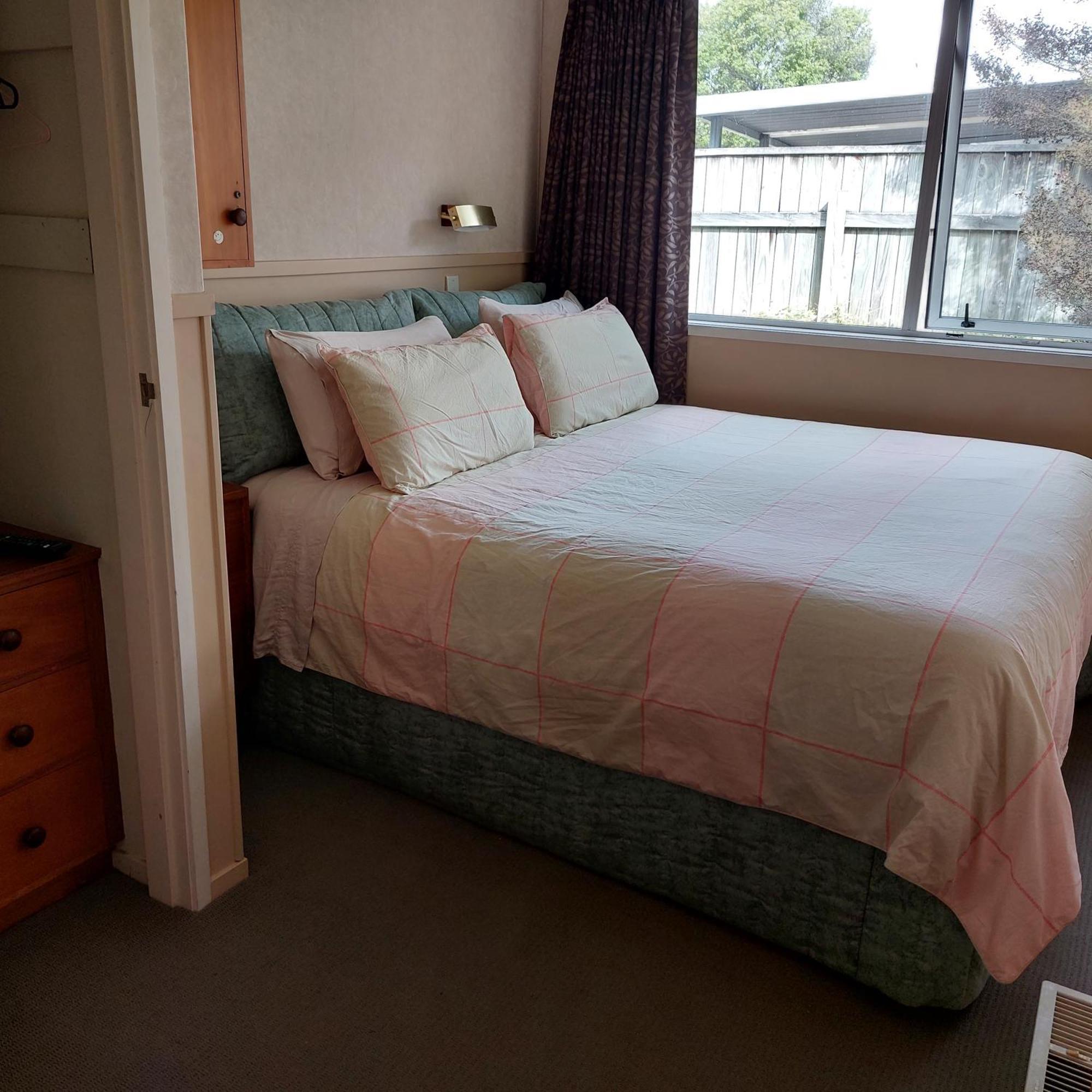 Bed And Breakfast Happy Home Taupo Accommodation 外观 照片