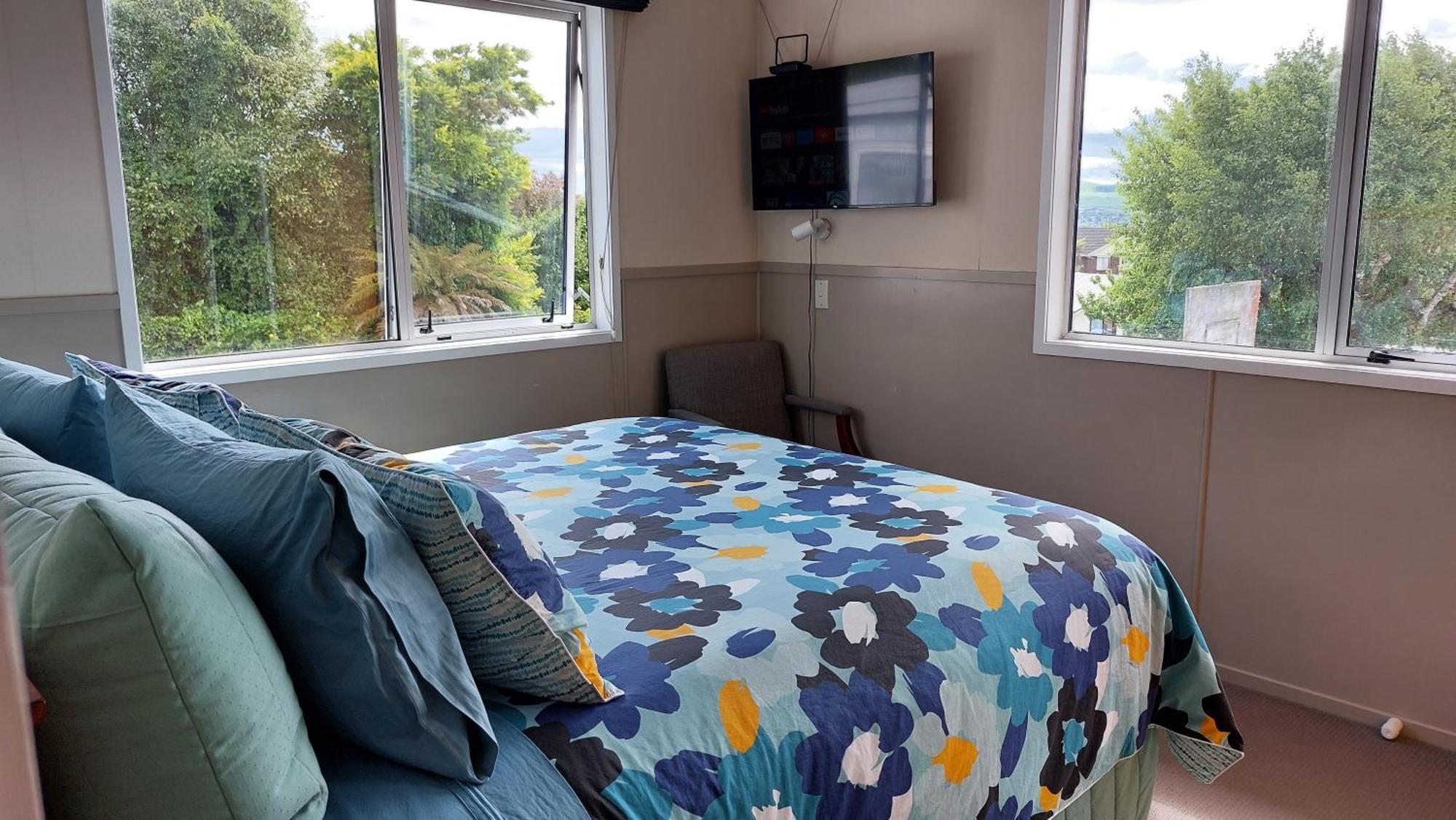 Bed And Breakfast Happy Home Taupo Accommodation 外观 照片