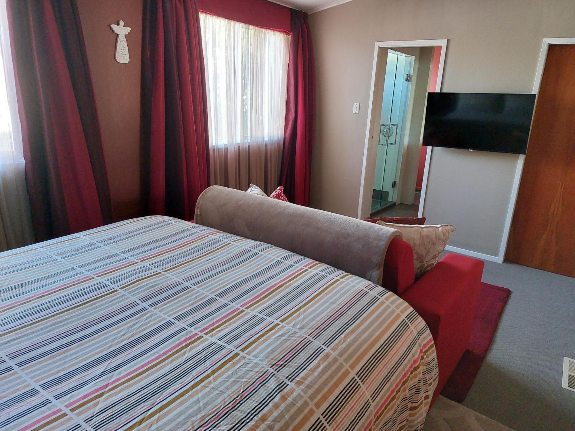 Bed And Breakfast Happy Home Taupo Accommodation 外观 照片